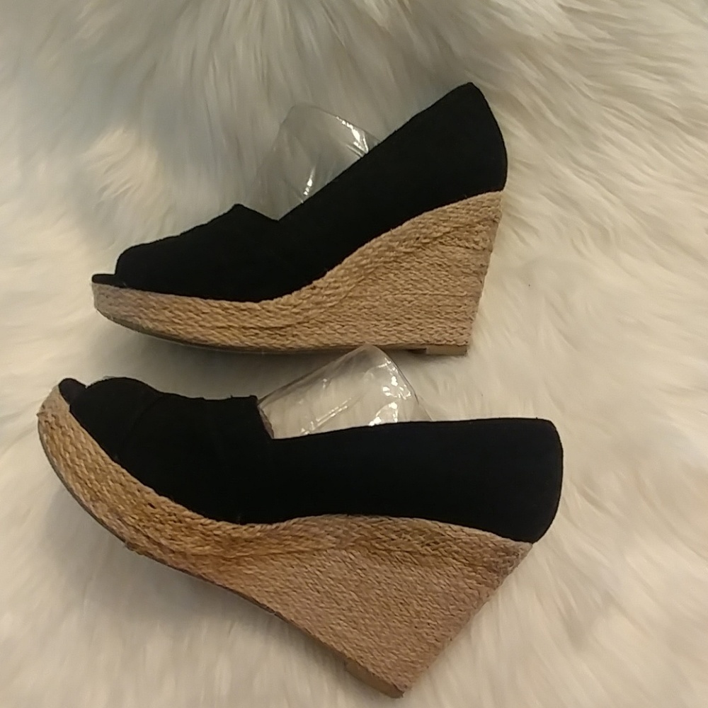 Manhattan Collection black cloth espadrilles